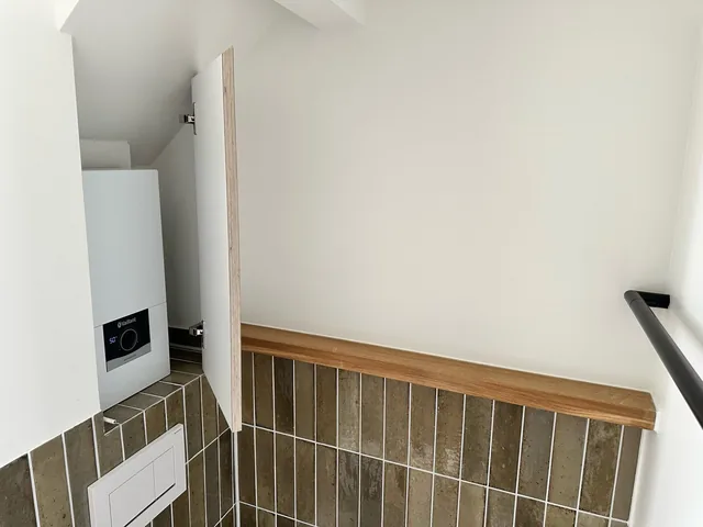 Blick hinter die geöffnete Verkleidung im Bad