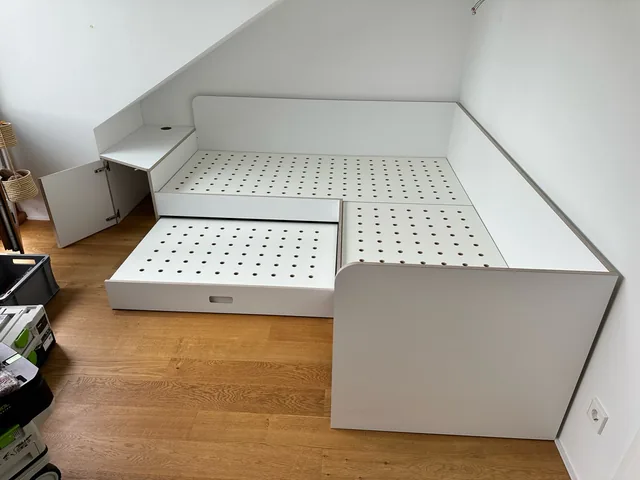 Eckmöbel mit geöffnetem Auszug