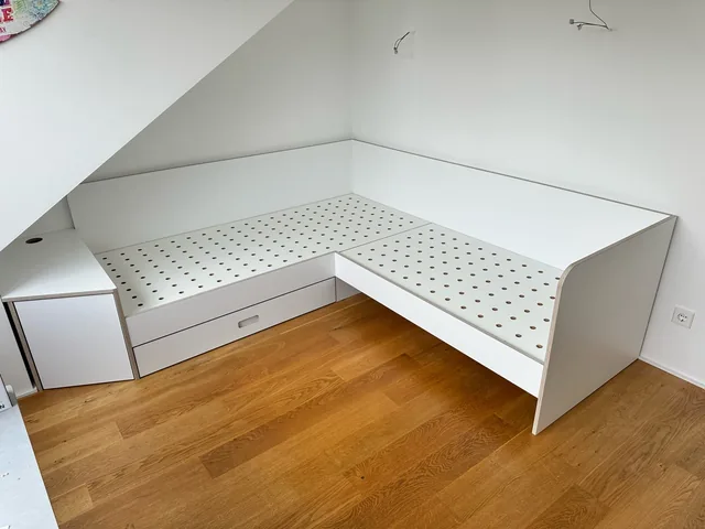 Eckmöbel mit eingeschobenem Auszug
