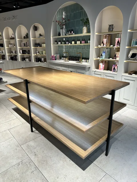 Freistehendes Regal mit Holzflächen im Laden