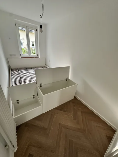 Bettrahmen mit zwei geöffneten Klappfächern