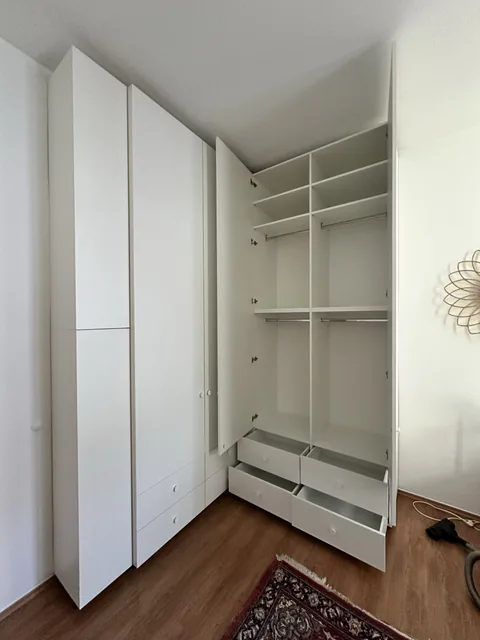 Weitere Ansicht der Innenaufteilung des Eckschranks