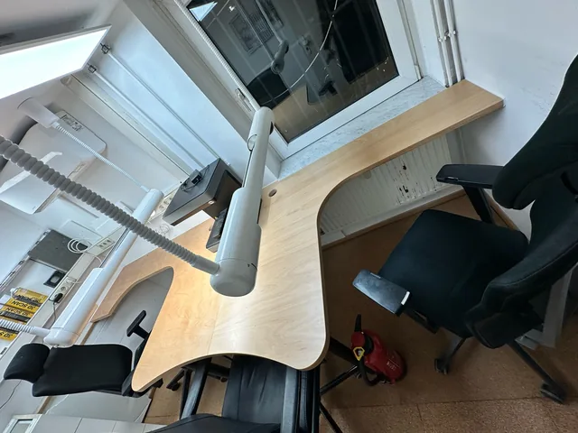 Arbeitsplatte mit gerundeten Ausschnitten an den Arbeitsplätzen