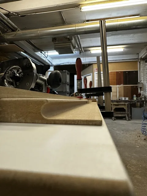Profilierte Kante eines Holzwerkstücks in der Werkstatt