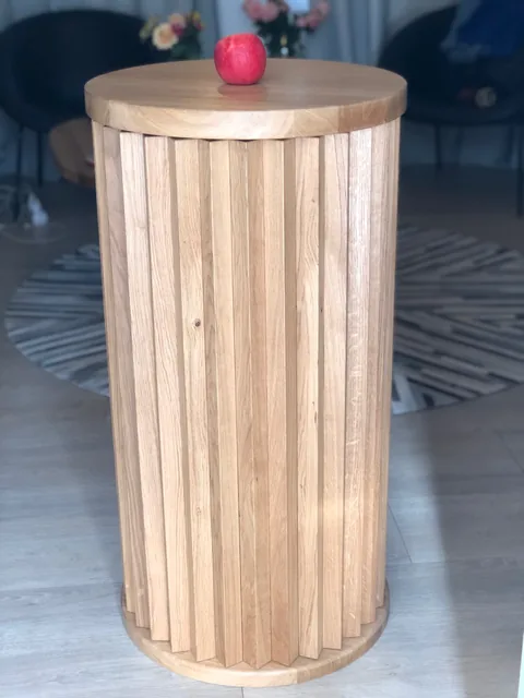 Runder Holzschrank mit Lamellen