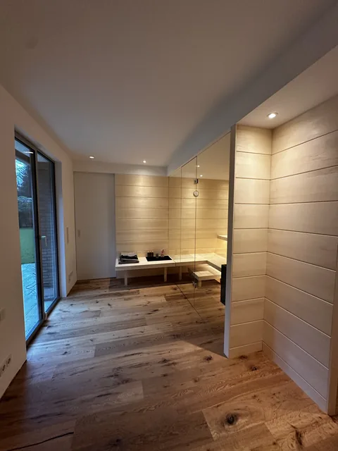 Sauna mit Glasfront und angrenzender Holzverkleidung