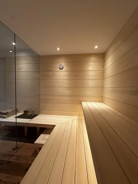 Abgestufte Bänke und Wandverkleidung in der Sauna