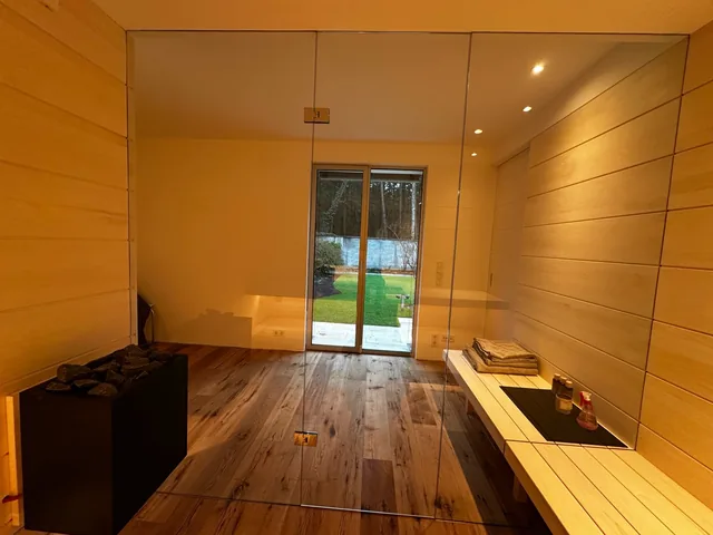Blick durch die Glastür der Sauna