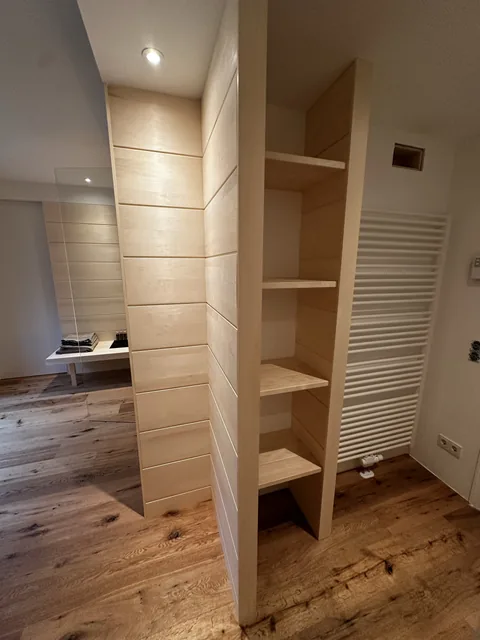 Offene Regalfächer neben der Sauna