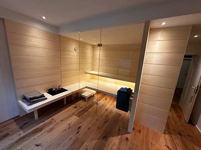 Gesamtansicht der Sauna mit Glasfront
