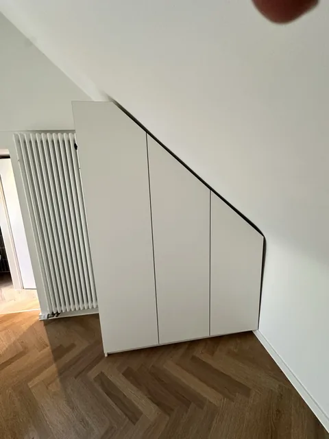 Weitere Ansicht des Schranks unter der Dachschräge